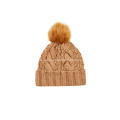 Gorro de niña de punto con pompón de pelo sintético de ochos